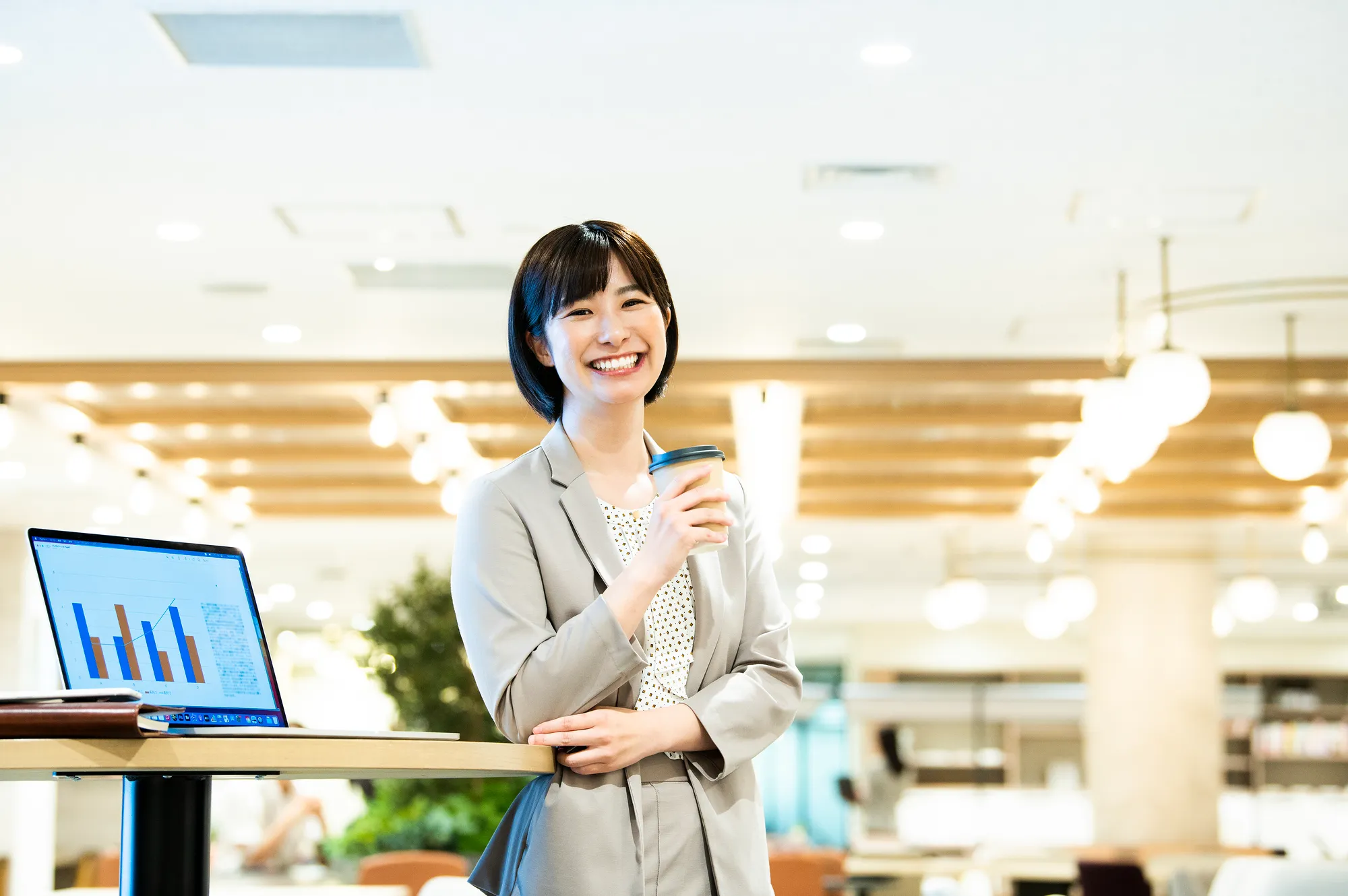 小さくガッツポーズしている男女